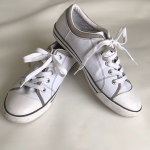 Guess sneakers white lace up size 9.5